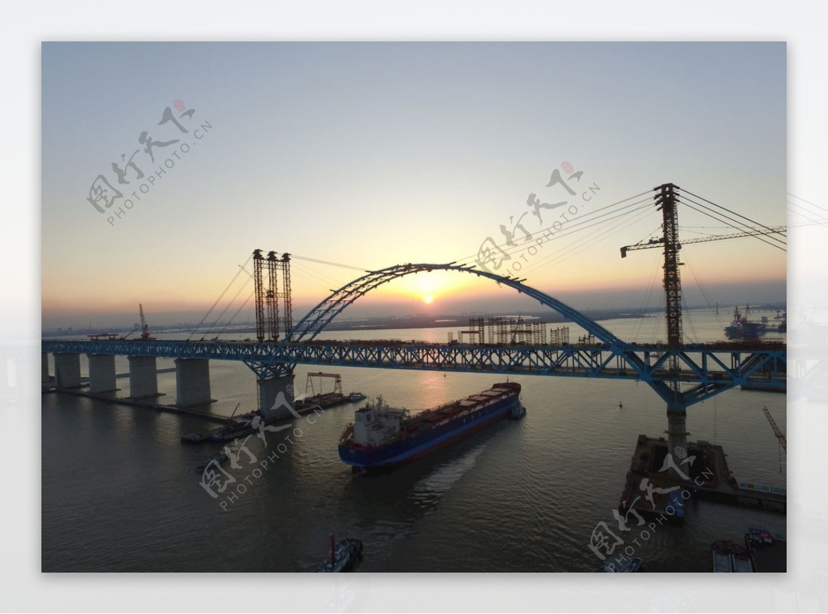长江钢铁大桥的远景