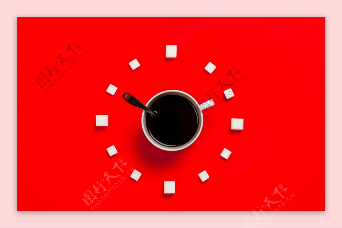 红色背景咖啡杯