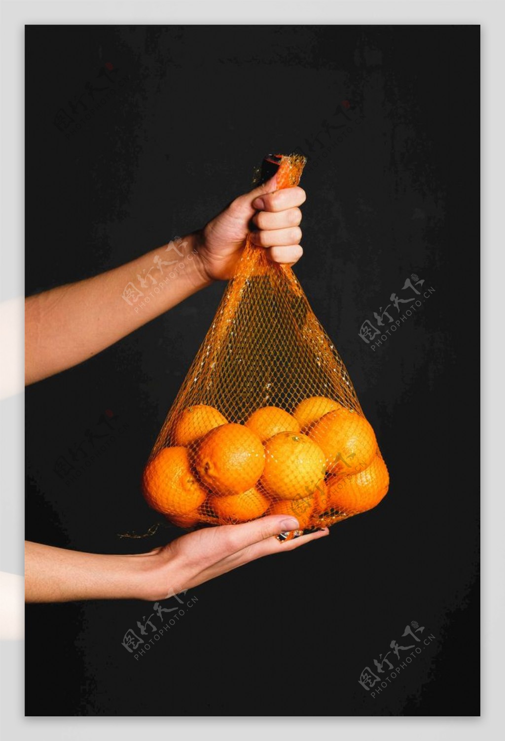 手提袋中的橙子
