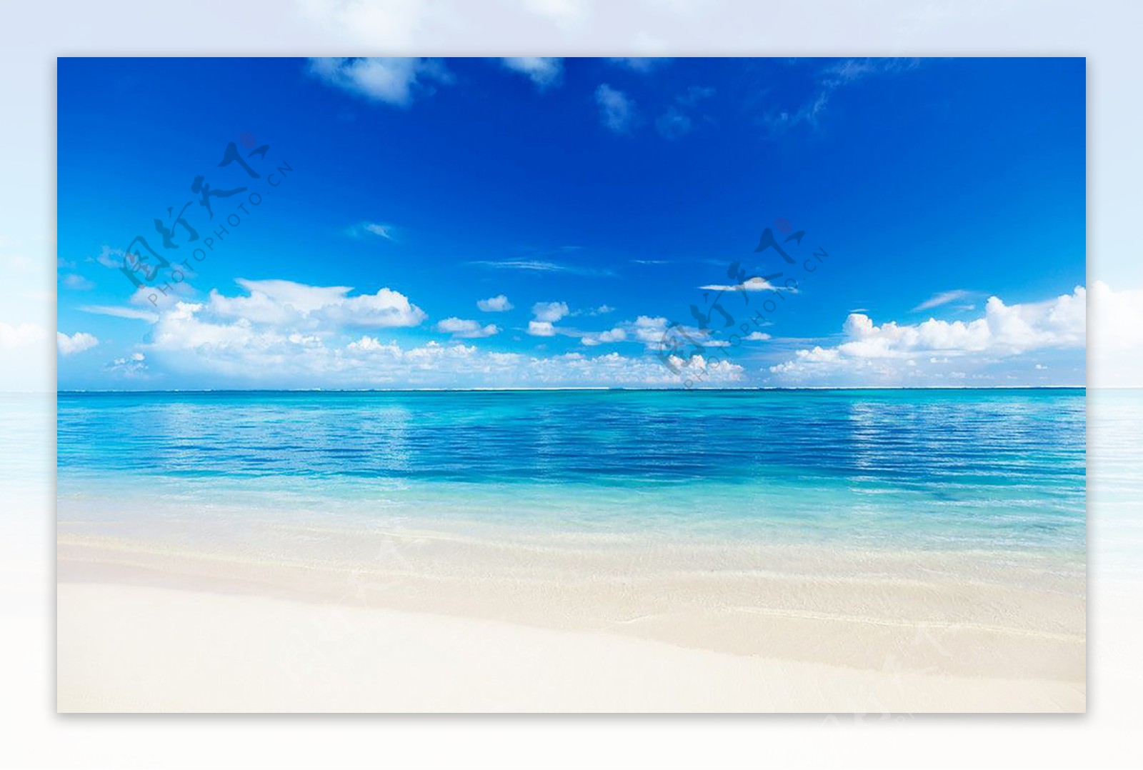 蓝天白云金色沙滩风景照片