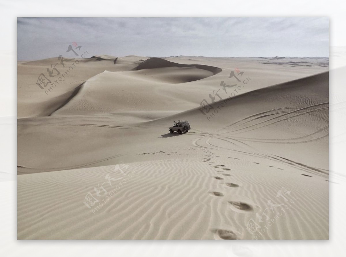沙漠中的汽车远景