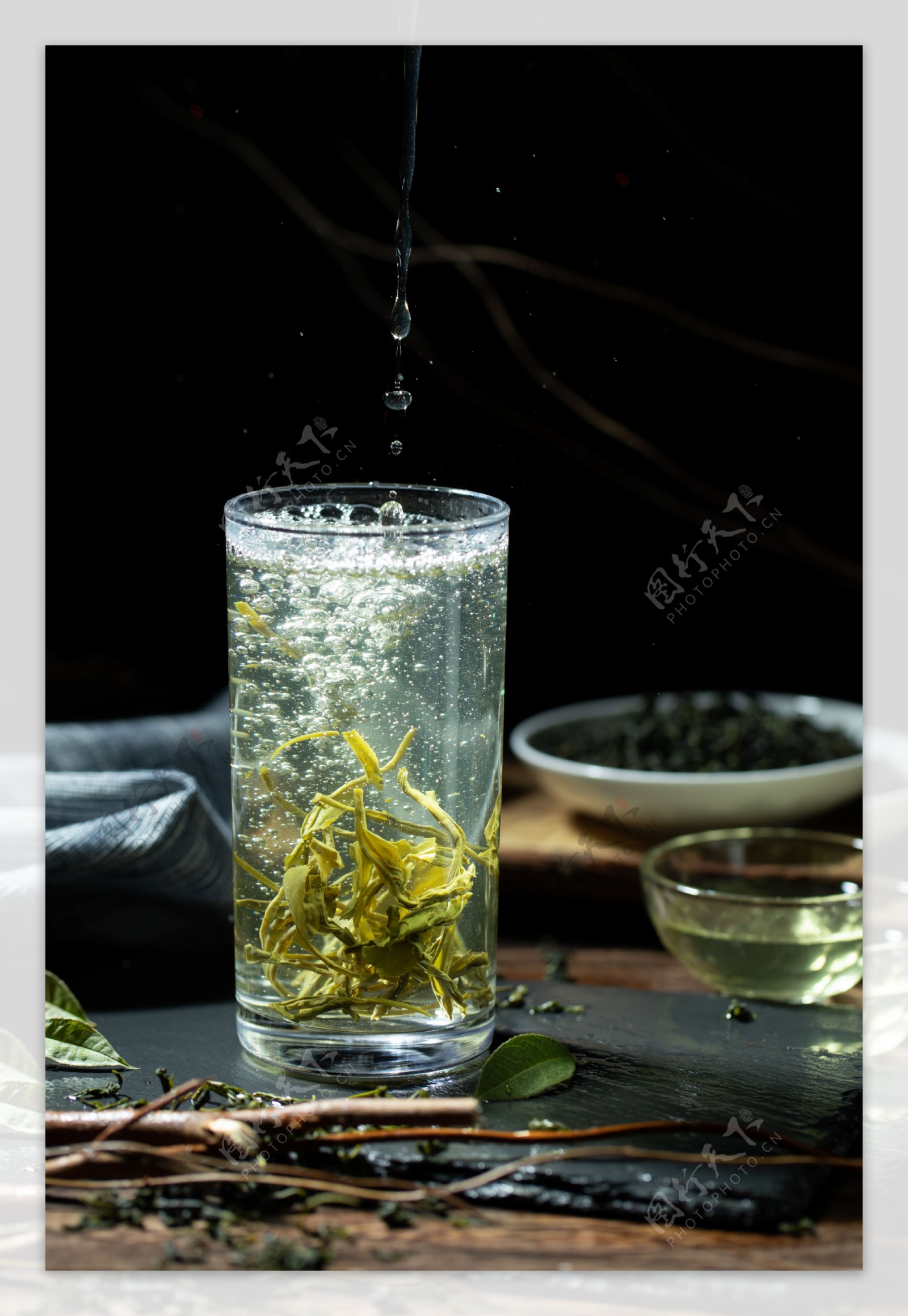 绿茶茶叶玻璃杯泡茶背景素材