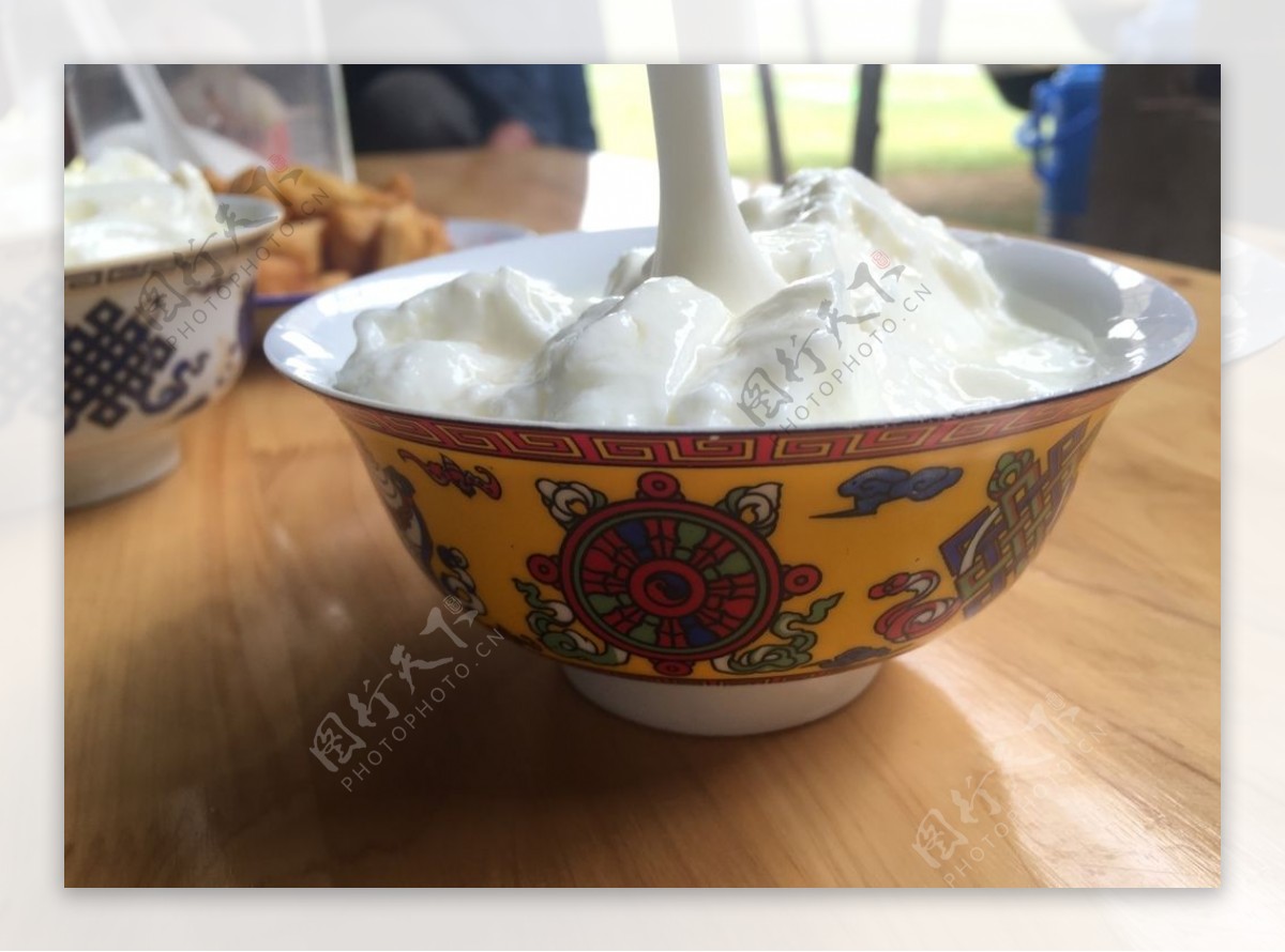 酸奶在藏語中稱爲“雪”，也是待客的必備品，圖爲酥油、酸奶和炒。-三江源地区文化-图片