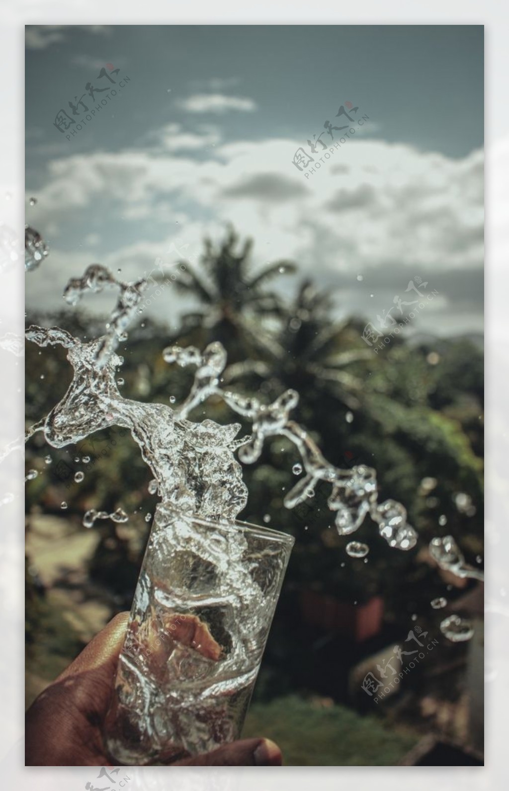 水珠水杯泼洒自然生态背景素材
