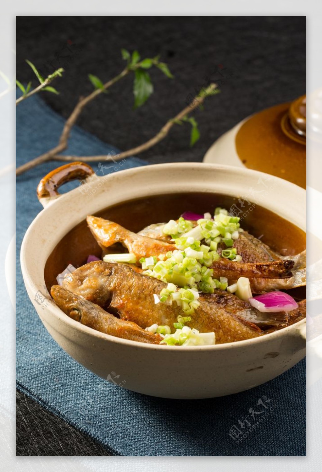 广西北海特色杂鱼煲的做法，汤清肉嫩，味道鲜甜，这种吃法太爽了_哔哩哔哩_bilibili