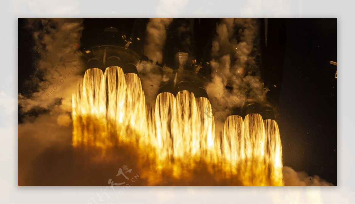 火箭发射火焰喷射背景图片