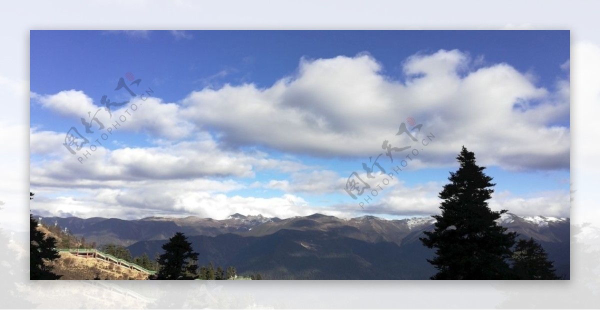 蓝天白云连绵大山风景图片