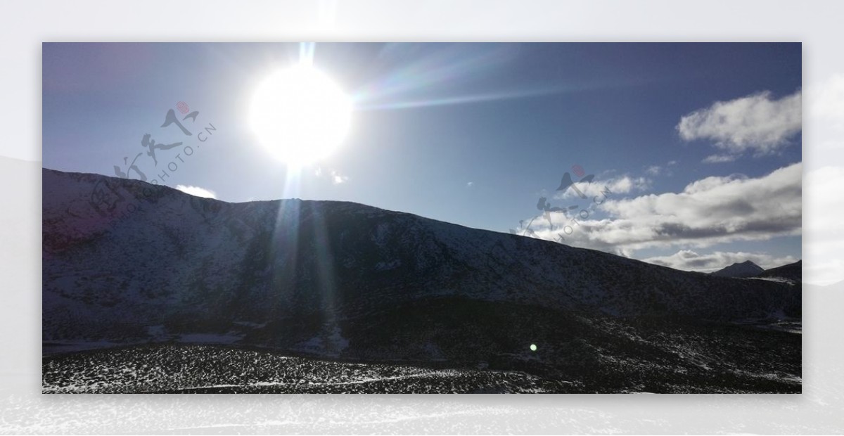 蓝天日出雪山风光图片