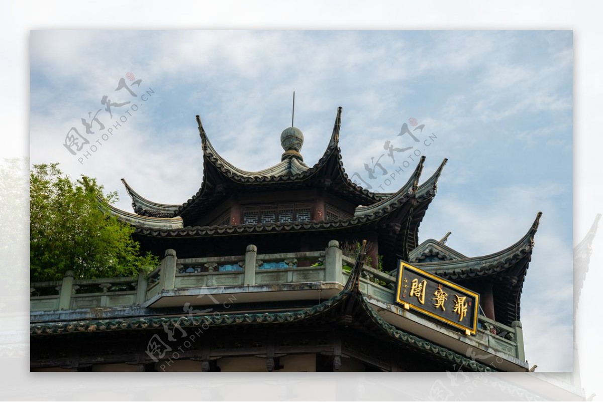 上海城隍庙中式古建筑阁楼飞檐图片