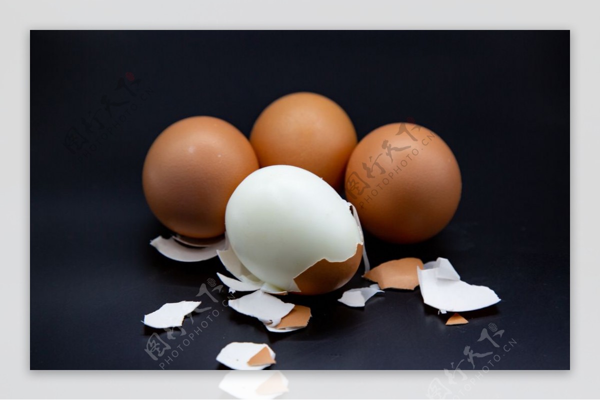 红皮鸡蛋拨壳食材背景海报素材图片