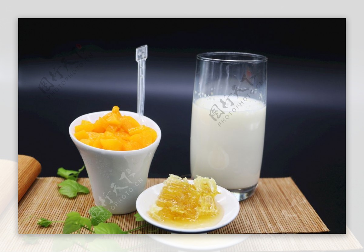 蜂巢牛奶水果图片