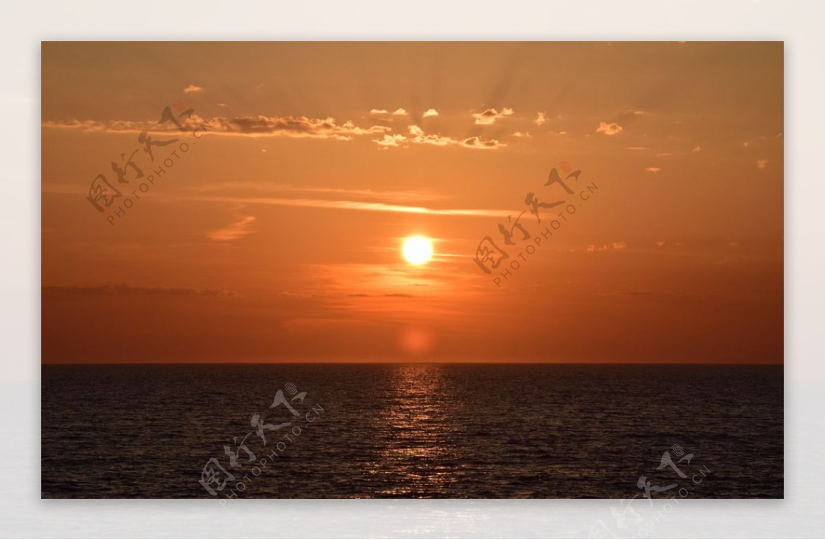 美丽的海边日落景观摄影图片