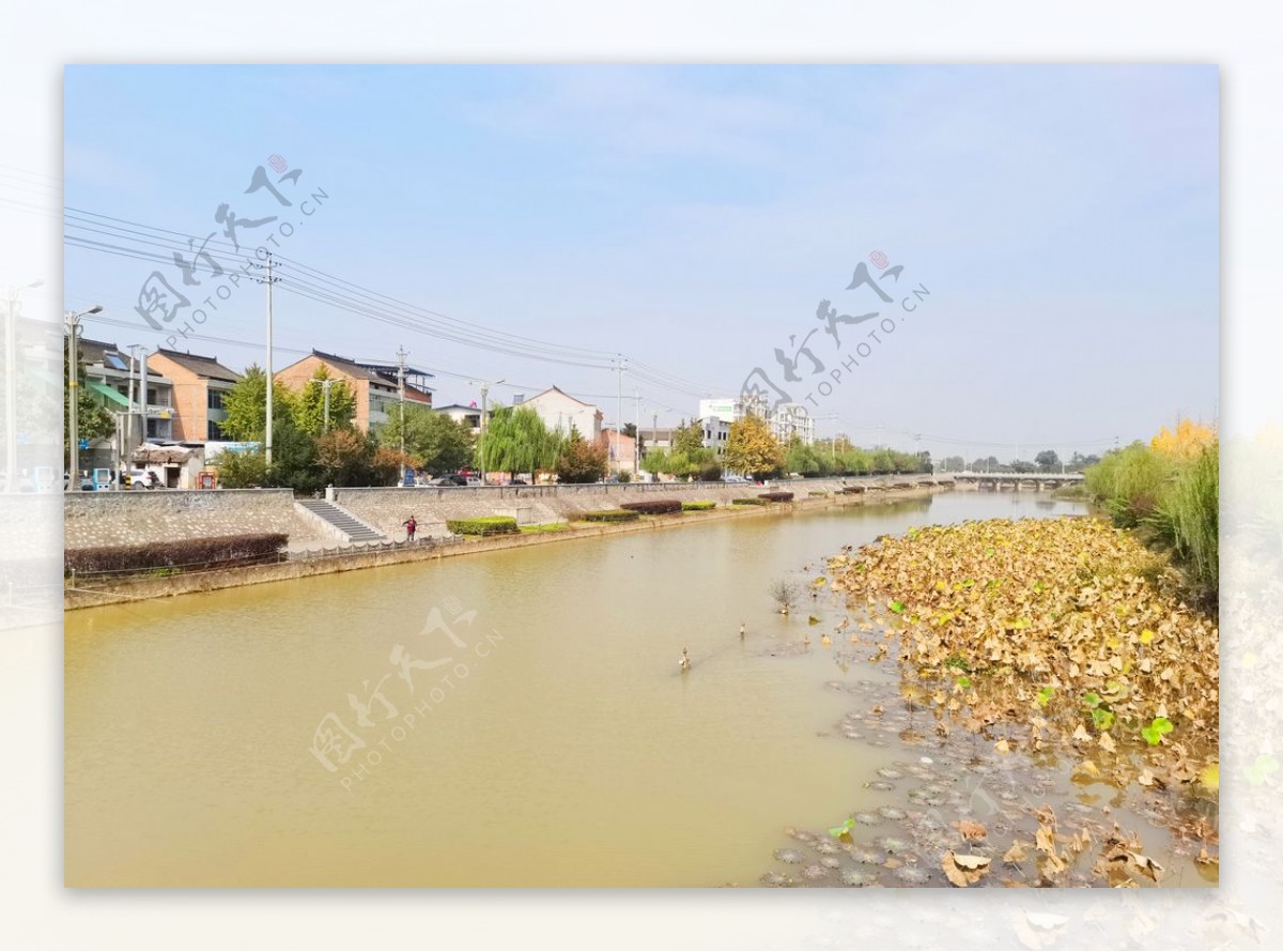 秋日里的河道风景图片