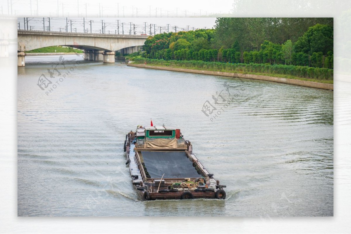 河道中的清污船图片