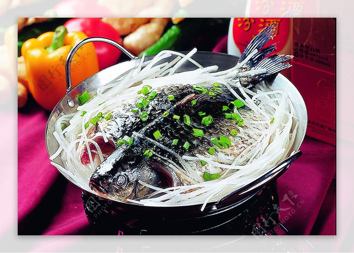 豫菜萝卜丝炖鲫鱼锅仔图片