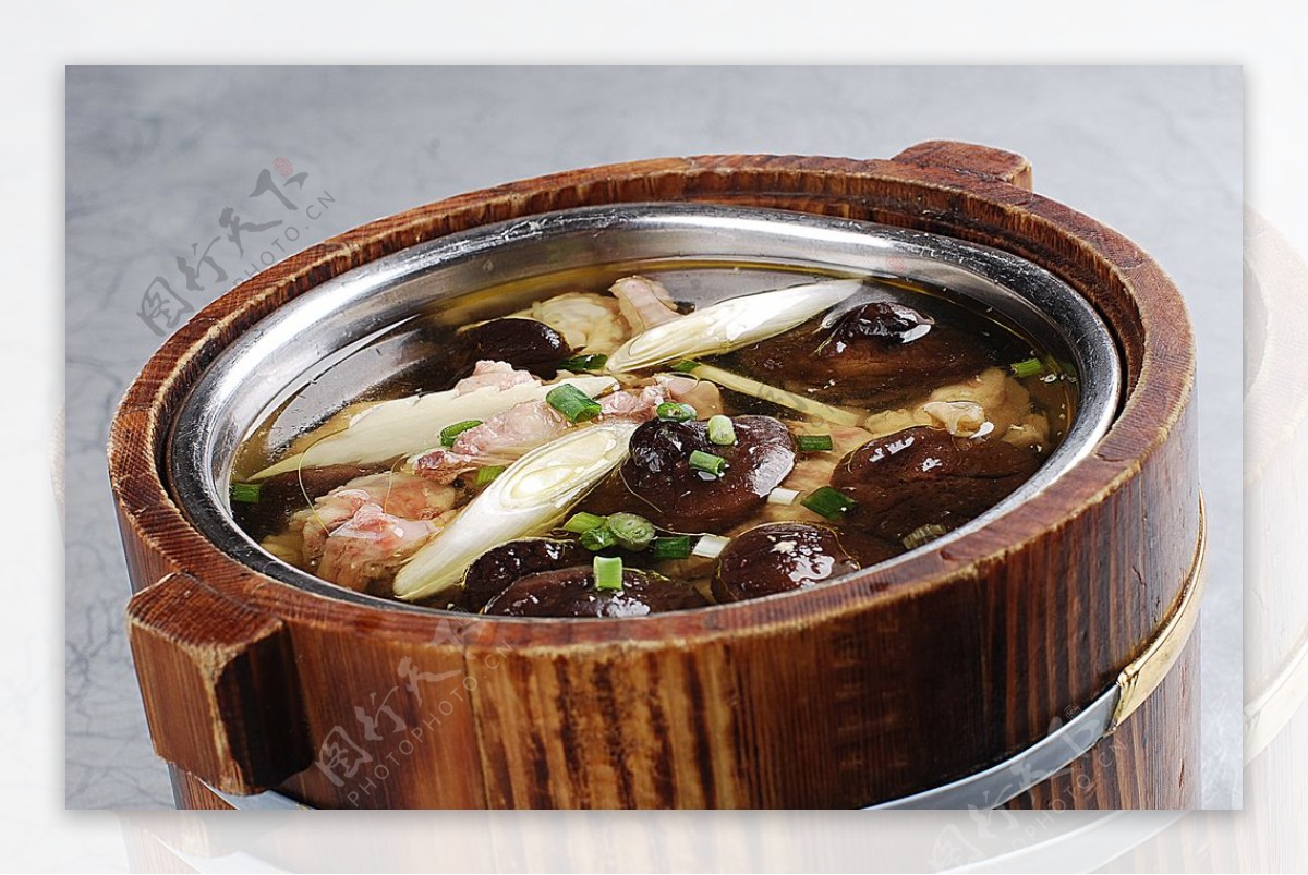 豫菜木桶小鸡炖蘑菇图片