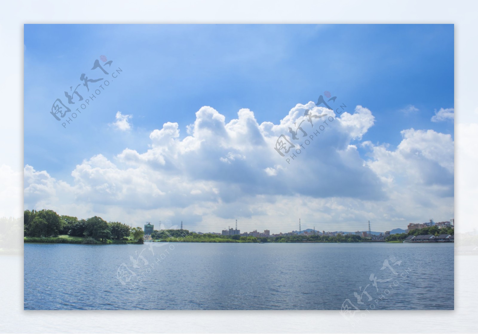 蓝天白云湖面图片