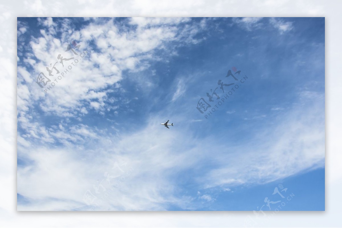 高空飞机白云图片