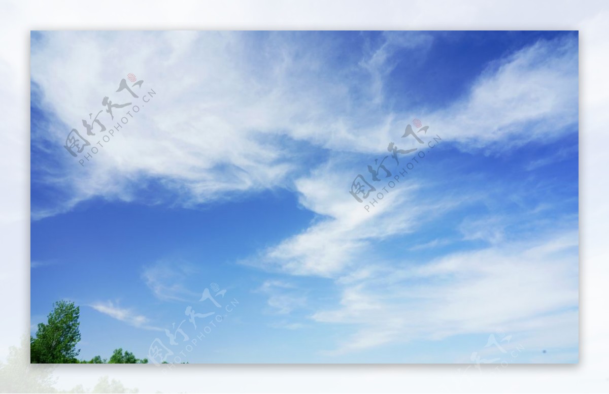高空白云蓝天图片