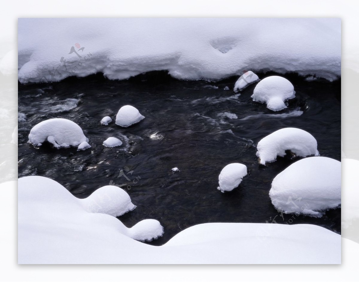 积雪覆盖的小溪图片
