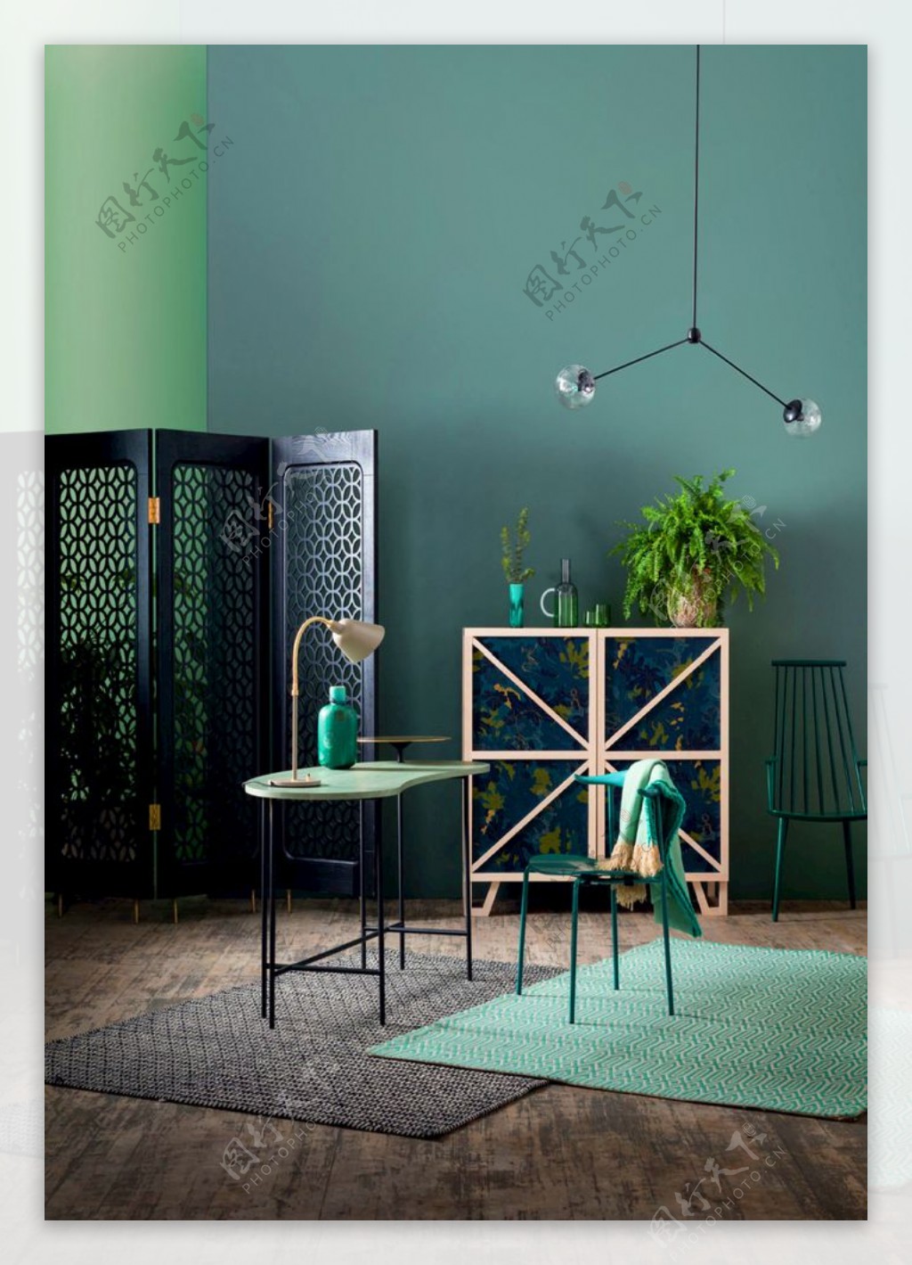 新中式家具和绿色墙面图片