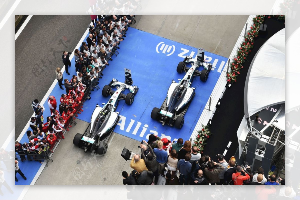 F1比赛银剑奔驰车队图片